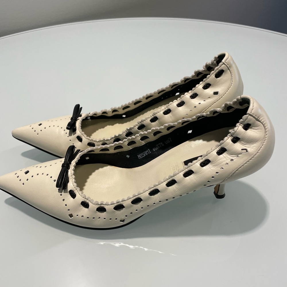 Bally Low Heel Pointed Toe Elegant Pumps Size 7 Pearl Color Made in Italy